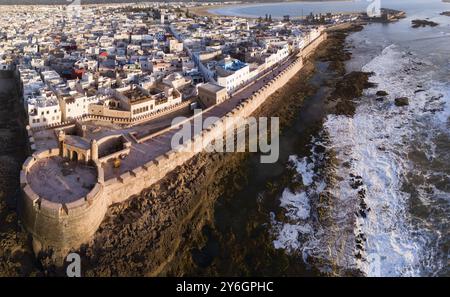 Panorama aérien de la vieille ville médiévale d'Essaouira sur la côte atlantique au coucher du soleil, Maroc, Afrique Banque D'Images