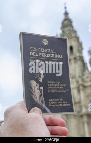 Santiago de Compostelle, Espagne, 11 septembre 2023 : Editorial illustratif : gros plan du passeport de pèlerin Camino de Santiago avec cathe Banque D'Images