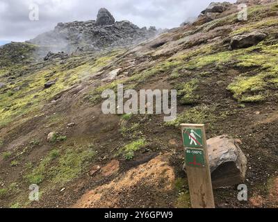 Landmannalaugar, Islande, juillet 2019 : température chaude, ne pas marcher panneau d'avertissement sur la zone volcanique en Islande, Europe Banque D'Images