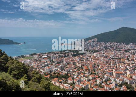 Vue aérienne de la ville de Budva. Bateaux en mer Adriatique, Monténégro, Europe Banque D'Images