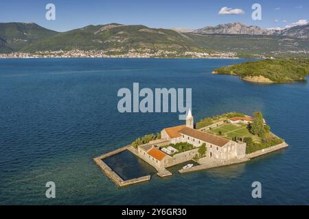 Vue aérienne de l'île de notre Dame de la Misericorde, monastère dans la baie de Kotor, Monténégro. Ostrvo Gospa od Milosrda Banque D'Images