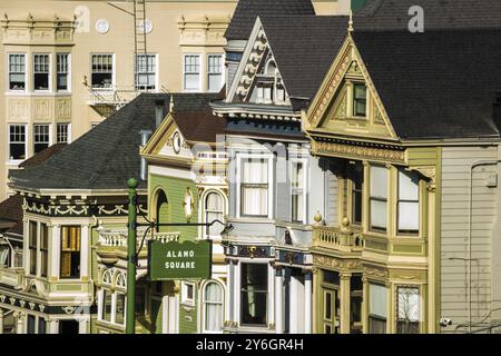 San Francisco, Californie, États-Unis, novembre 2013 : vue sur le panneau Alamo Square avec détail des façades et de l'extérieur peint de l'architecture féminine, North Americ Banque D'Images