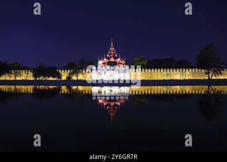 Vue de nuit fort ou Palais Royal de Mandalay, Myanmar (Birmanie) Banque D'Images