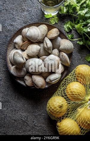 Nourriture, nourriture, ingrédients pour la préparation spaghetti aux palourdes, palourdes fraîches crues, spaghetti coriandre, vin blanc citron Banque D'Images