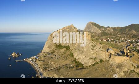 Vue panoramique aérienne de la forteresse génoise à Sudak, Crimée Banque D'Images