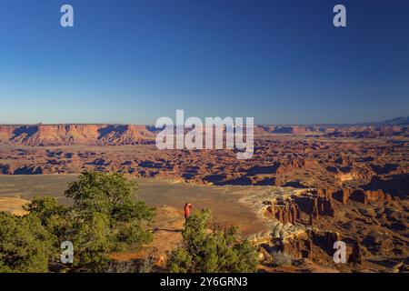 Touriste surplombant la nature majestueuse de Canyonlands dans l'Utah. Beauté dans la nature Banque D'Images