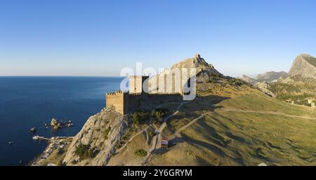 Vue panoramique aérienne de la forteresse génoise à Sudak, Crimée Banque D'Images