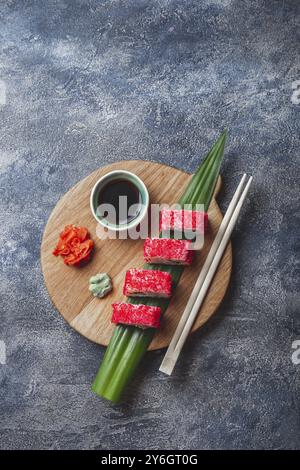 Nourriture, nourriture, Sushi Rolls sur planche de bois. Fond de pierre. Vue de dessus Banque D'Images