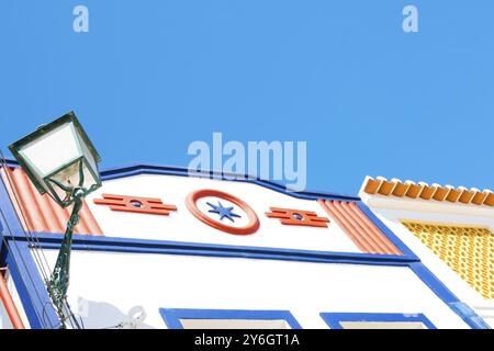 Aljezur, Portugal, 16 avril 2024 : vue sur les façades colorées et typiques ornées de Portugal en Algarve, Europe Banque D'Images