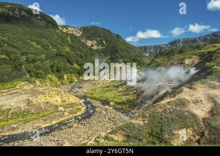 Sources chaudes et fumerolles dans la célèbre vallée des geysers, péninsule du Kamtchatka, Russie, Europe Banque D'Images