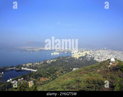 Paysage avec lac et palais à Udaipur Inde Banque D'Images