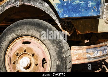 Photo grunge d'un pneu avant détérioré et usé d'un vieux camion. Gros plan et détails Banque D'Images