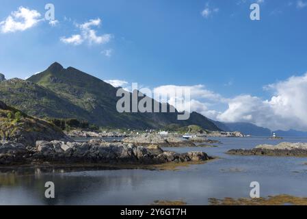 Paysage avec côte rocheuse au Vestfjord, Sorvagen, Lofoten, Norvège, Europe Banque D'Images