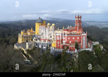 Vue aérienne du Palais de Pena (Palacio da Pena) au matin, Sintra, Portugal, Europe Banque D'Images