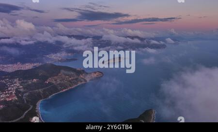 Vue aérienne sur la côte de la mer Adriatique avec les montagnes et la ville de Budva au Monténégro et les nuages de crépuscule. Voyage paysage marin arrière-plan et paysage naturel Banque D'Images