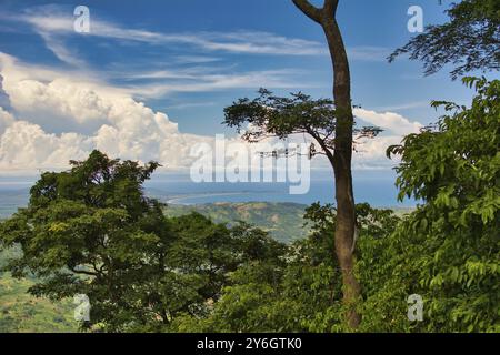 Vue de paysage sur le lac Malawi, vu sur la route S103 à Livingstonia, Malawi, Afrique. Beauté dans la nature. Voyages et tourisme, Afrique Banque D'Images