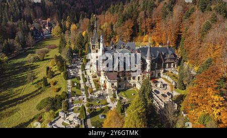 Vue aérienne du château de Peles dans la forêt d'automne, Sinaia, Roumanie. Résidence d'été des rois de Roumanie Banque D'Images
