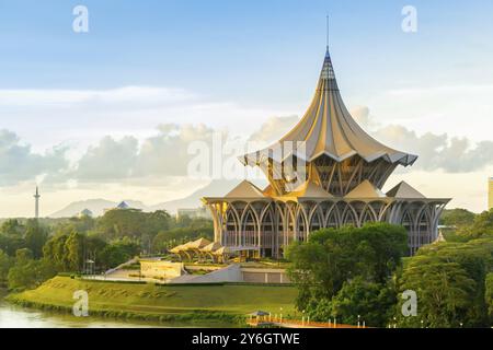 Vue de l'Esplanade au bord de la rivière à Kuching, Malaisie, Bornéo pendant le coucher du soleil, Asie Banque D'Images