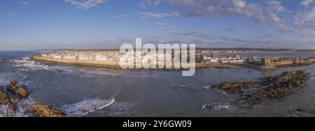 Panorama aérien de la vieille ville médiévale d'Essaouira sur la côte atlantique au coucher du soleil, Maroc, Afrique Banque D'Images