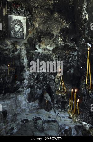 Lieu Saint chrétien, icône et bougies dans la grotte Banque D'Images