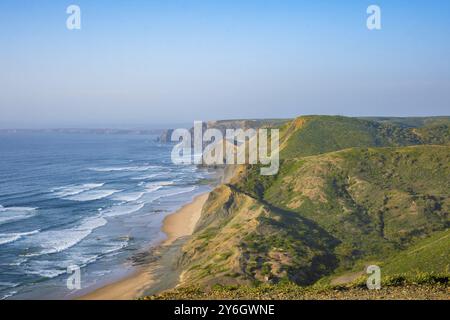 Vue sur la côte spectaculaire de l'ouest de l'Algarve, côte vicentine au Portugal, avec des falaises spectaculaires et un paysage spectaculaire sur Cordoama Viewpoi Banque D'Images