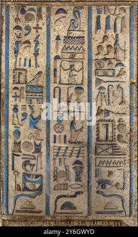 Images anciennes de l'egypte couleur et hiéroglyphes sur le mur Banque D'Images
