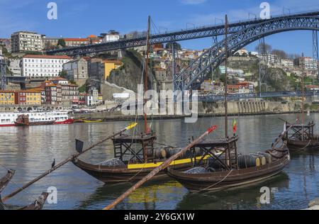 Bateaux traditionnels sur le fleuve Douro avec pont à Porto, Portugal, Europe Banque D'Images