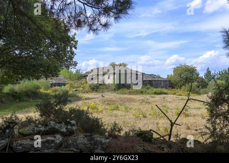 O Veral, Espagne, 10 septembre 2023 : décomposition d'une ferme abandonnée en Galice rurale, Espagne, Europe Banque D'Images