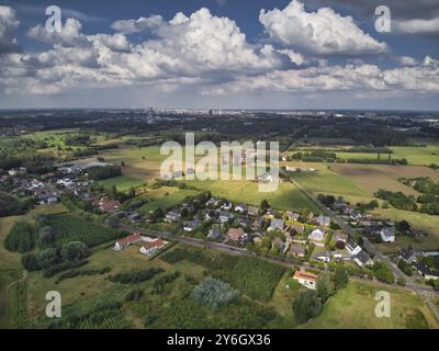 De pinte, Belgique, août 2020 : vue aérienne de la banlieue de Gand à de pinte, quartier résidentiel mêlé à l'agriculture, Europe Banque D'Images