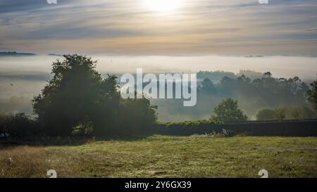 Paysage de lever de soleil tôt le matin avec brouillard et brume dans la partie rurale de Galice, Espagne, Europe Banque D'Images