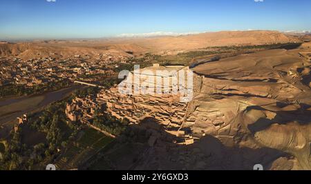 Vue panoramique aérienne sur la vieille ville de Kasbah ait Ben Haddou dans les montagnes de l'Atlas, Maroc, Afrique Banque D'Images