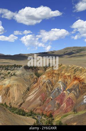 Paysage avec dépôt d'argile colorée dans les montagnes de l'Altaï ou la vallée de mars Banque D'Images