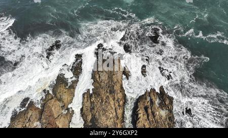 Drone vue aérienne de la côte d'arco Calan près de Constitucion Chili, océan Pacifique, vue de dessus Banque D'Images