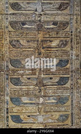 Images anciennes de l'egypte couleur et hiéroglyphes sur le mur Banque D'Images