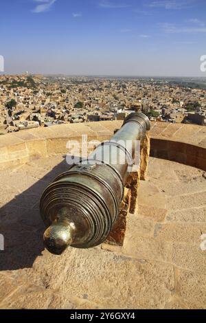 Vieux canon sur le toit du fort de Jaisalmer en Inde Banque D'Images