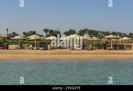 Plage vide avec chaises longues et parasols. Resort côte sans personnes, concept de l'effondrement de l'industrie du tourisme. La côte de la mer est fermée à Banque D'Images
