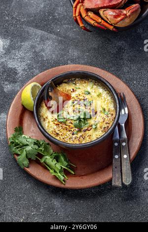 Nourriture, nourriture, NOURRITURE CHILIENNE. Chair de crabe cuite au four avec fromage, crème et pain. Plat traditionnel de la côte chilienne. Pastel o chupe de jaiba Banque D'Images