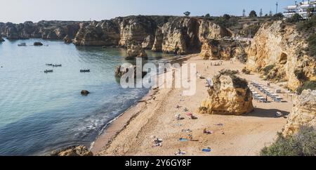 Lagos, Portugal, septembre 2022 : vue sur Praia de Dona Ana sur la côte de l'Algarve à Lagos, Portugal, Europe Banque D'Images