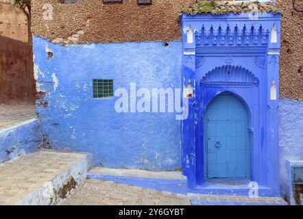 Vieille porte bleue traditionnelle dans la rue à l'intérieur de la médina de Chefchaouen, Maroc, Afrique Banque D'Images