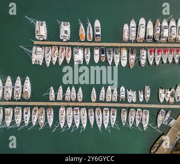 Vue aérienne de dessus sur les yachts de luxe et les bateaux dans la marina Banque D'Images