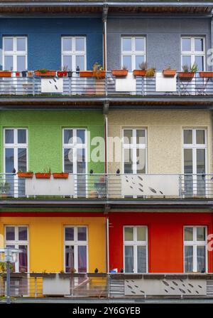 Terrasses ou balcons d'appartements résidentiels colorés. Vue de face. Architecture Banque D'Images