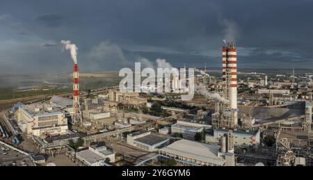 Vue panoramique aérienne de l'usine de raffinerie de pétrole et de gaz, entreprise pétrochimique industrielle, énergie et combustible, écosystème et environnement sain concep Banque D'Images