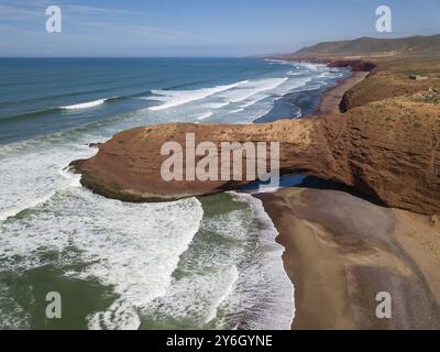 Vue aérienne sur la plage de Legzira avec rochers sur la côte atlantique au Maroc Banque D'Images