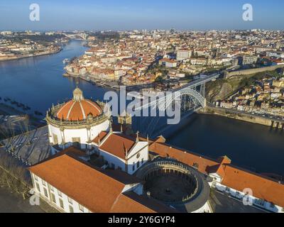 Vue aérienne du monastère Serra do Pilar et du pont Dom Luis à Porto le matin, Portugal, Europe Banque D'Images