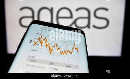 Allemagne. 20 août 2024. Dans cette illustration photo, un téléphone portable avec le site de la compagnie d'assurance belge Ageas est vu devant le logo de l'entreprise. (Photo timon Schneider/SOPA images/SIPA USA) *** strictement à des fins éditoriales *** crédit : SIPA USA/Alamy Live News Banque D'Images