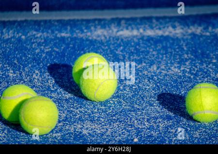 vue rapprochée de cinq balles ou court de tennis de padel bleu Banque D'Images