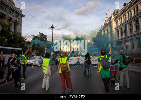 Madrid, Espagne. 25 septembre 2024. Un groupe de manifestants tient des fusées fumigènes lors d'une manifestation pour l'éducation. L’Assemblée Green Tide Madrid pour l’éducation a manifesté dans les rues de la capitale pour demander au gouvernement de la Communauté de Madrid d’investir davantage dans l’éducation publique et des mesures telles que la gratuité des cantines et la non-externalisation des services de cuisine. Crédit : SOPA images Limited/Alamy Live News Banque D'Images