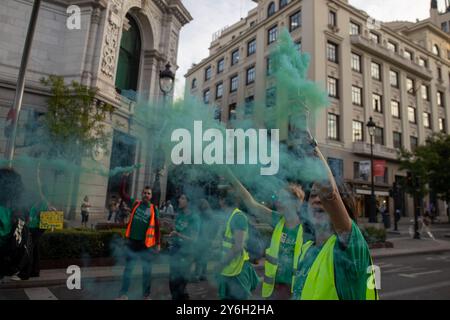 Madrid, Espagne. 25 septembre 2024. Un groupe de manifestants tient des fusées fumigènes lors d'une manifestation pour l'éducation. L’Assemblée Green Tide Madrid pour l’éducation a manifesté dans les rues de la capitale pour demander au gouvernement de la Communauté de Madrid d’investir davantage dans l’éducation publique et des mesures telles que la gratuité des cantines et la non-externalisation des services de cuisine. Crédit : SOPA images Limited/Alamy Live News Banque D'Images
