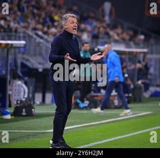 Hambourg, Allemagne. 25 septembre 2024. Marco Baroni, manager de la Lazio, en action lors du match de l'UEFA Europa League Dynamo Kyiv contre Lazio au Volksparkstadion de Hambourg. Crédit : Oleksandr Prykhodko/Alamy Live News Banque D'Images