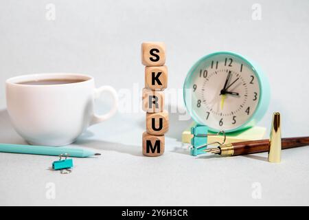 Lettre d'alphabet de tuile blanche avec le mot scrum sur fond de bois. Banque D'Images